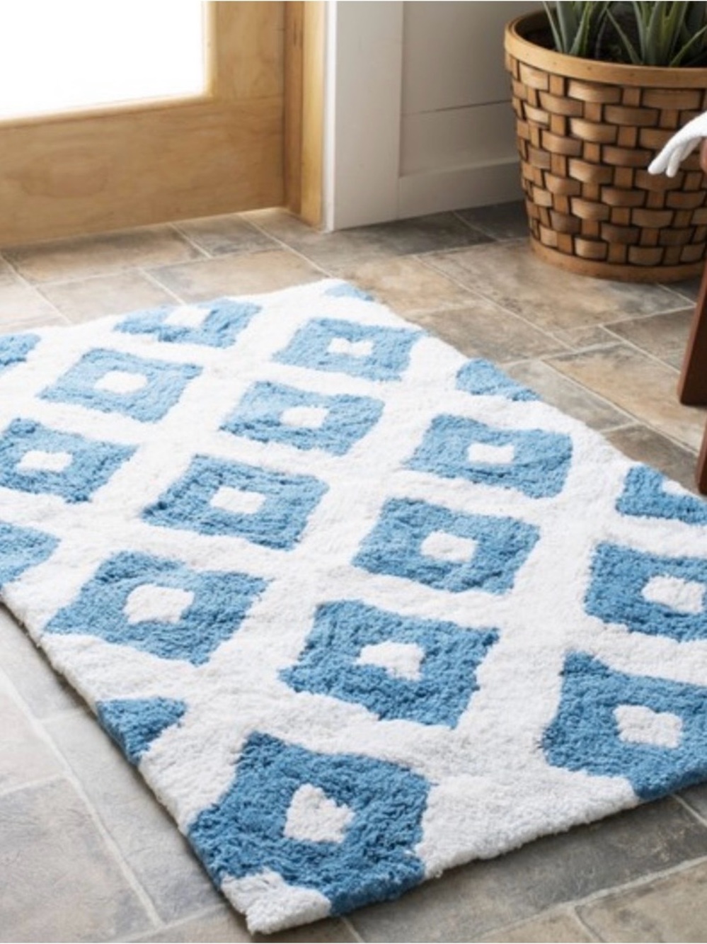 Safavieh Aqua and White Diamond-Pattern Bath Mat